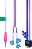 垂れ下がるカラフルなケーブル