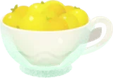 木の実を詰めたカップ