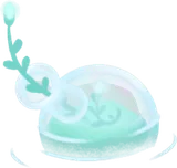 水に浮いているガラスの小瓶