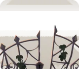 歪んだお屋敷の門