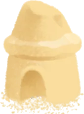 少し崩れた小さな砂の塔の画像