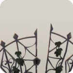 歪んだお屋敷の門