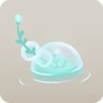 水に浮いているガラスの小瓶
